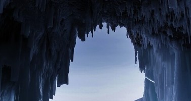 Winter: A time of snow, ice & frost by Claudia Martin